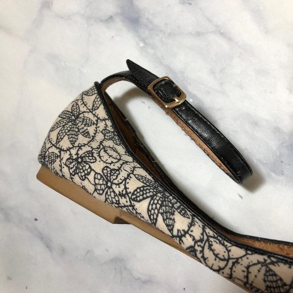 Steve Madden Black & White Floral Print Flats - Picture 4 of 5